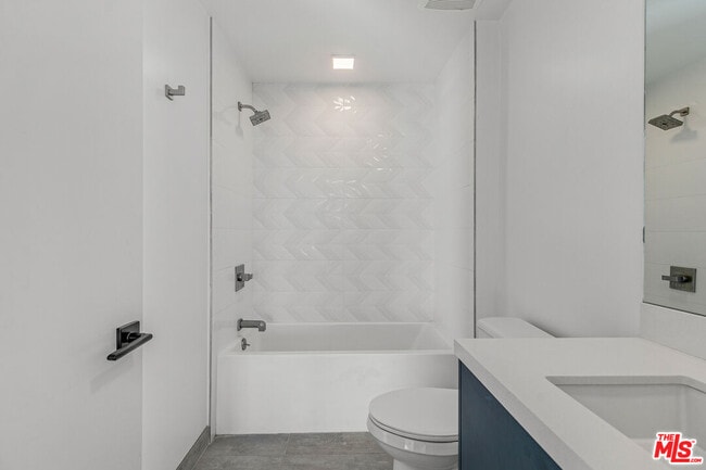 Building Photo - 1111 N Kenmore Ave