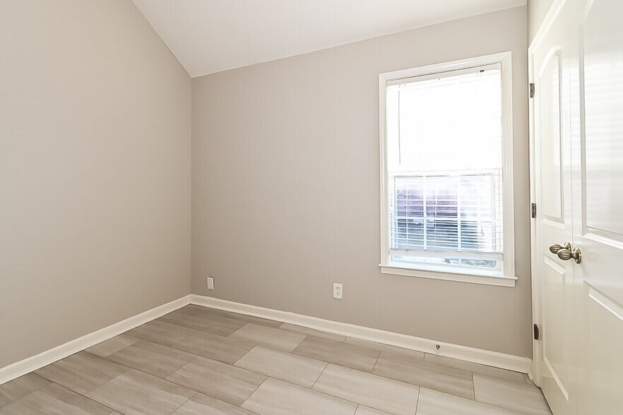 Building Photo - 7870 Nandina Cove