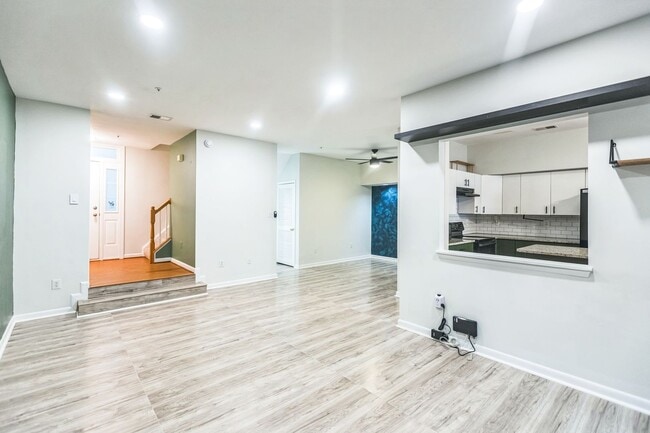 Building Photo - Bright & Spacious 3BR Townhome with Garage...