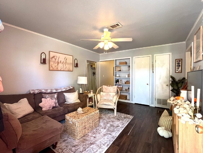 Primary Photo - 2 bedroom- Walk to Campus!!