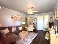 Building Photo - 2 bedroom- Walk to Campus!!