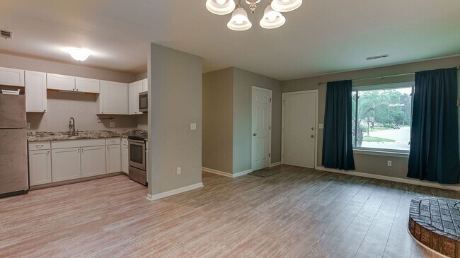 Building Photo - 3 Bedroom 1.5 Bath Home in Holly Court - Goose Creek