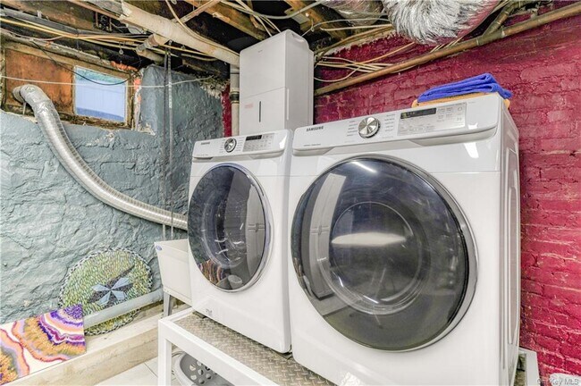 Building Photo - 105 Main St