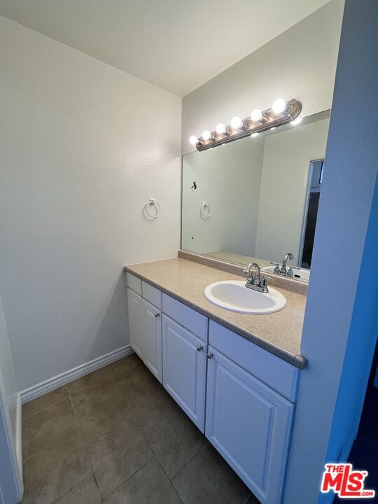 Building Photo - 443 S Gramercy Pl