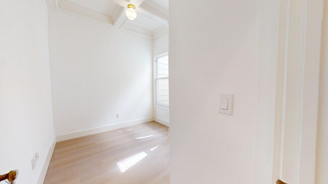 Building Photo - 550 Baker St