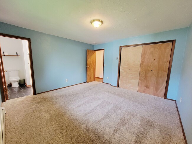 Building Photo - Pet-Friendly Rental with Fenced Yard & Bon...
