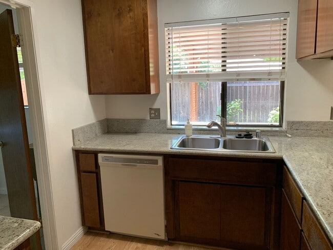 Building Photo - Lovely Updated Duplex in Quiet Neighborhood