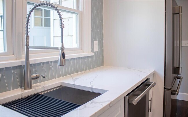 Building Photo - 118 Ruggles Ave