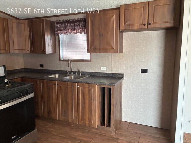 Building Photo - 3637 SE 6th St