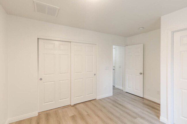Building Photo - Beautiful 3 Bed Home With 3 Full Baths And...