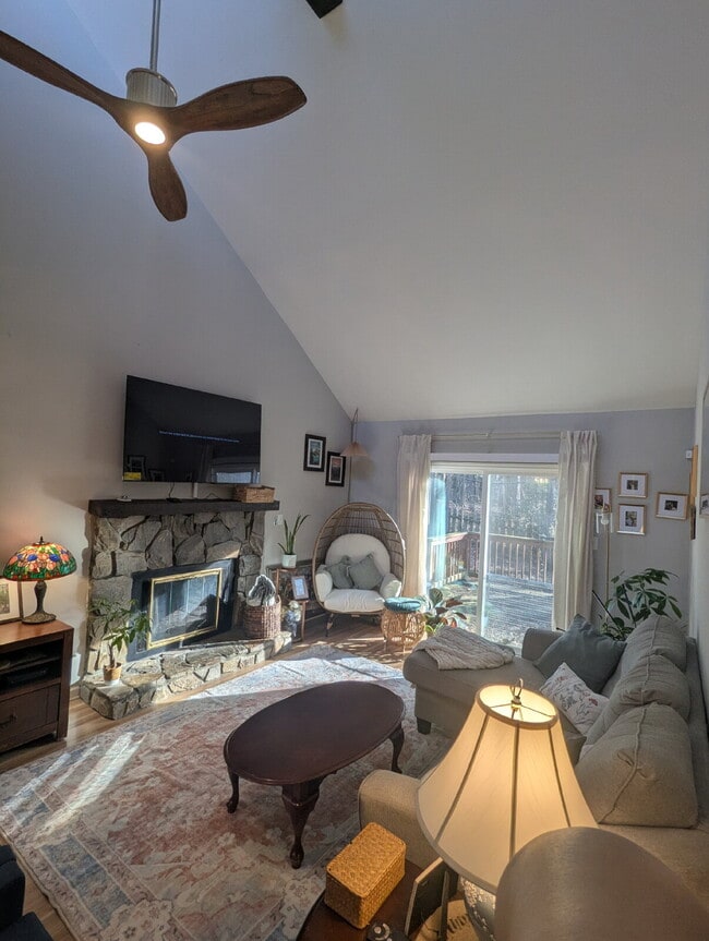 Building Photo - Cozy 2 Bedroom Unit in Raleigh!