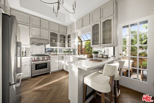 Building Photo - 202 San Vicente Blvd