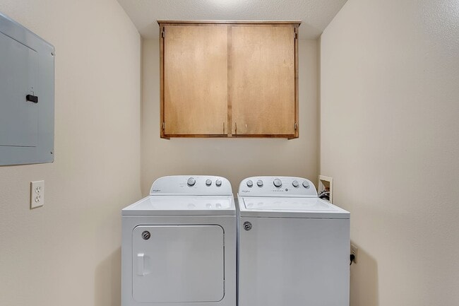 Building Photo - 2 Bedroom/1.5 Bathroom Duplex - ASK ABOUT ...