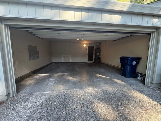 Building Photo - BEAUTIFUL 2 STORY CONDO IN THE CAMPUS COMM...