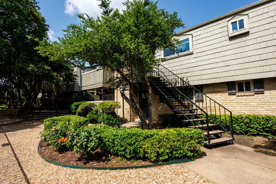 Front Door/Front Staircase - 7704 Meadow Rd