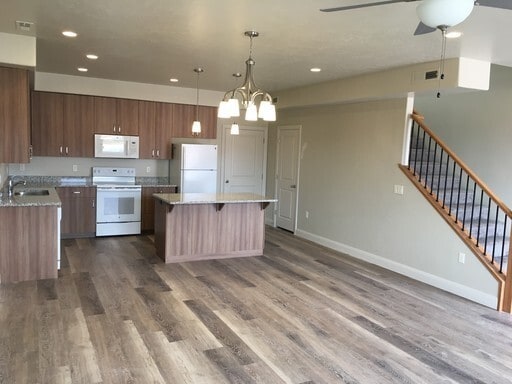 Building Photo - 3 bed 2.5 bath Townhome for rent, small dog allowed!