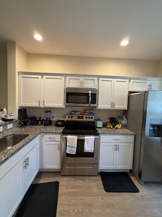 Building Photo - Two Bedroom Townhome