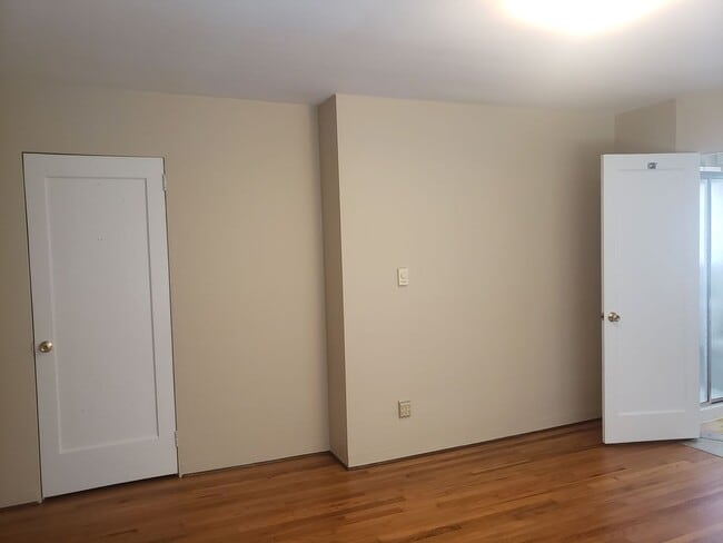 Building Photo - Classic Studio Apartment in The Heart of Sellwood