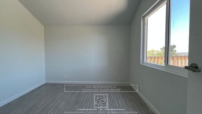 Building Photo - Beautifully 3BR Townhome with Huge Loft St...