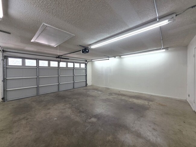 Building Photo - 1404 Woodbridge Dr