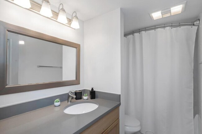 Building Photo - 4401 W Kennedy Blvd