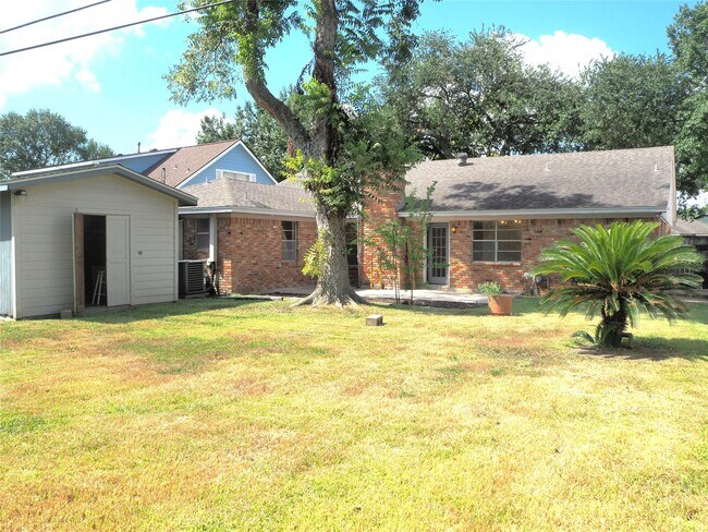 Building Photo - 3218 Crestdale Dr