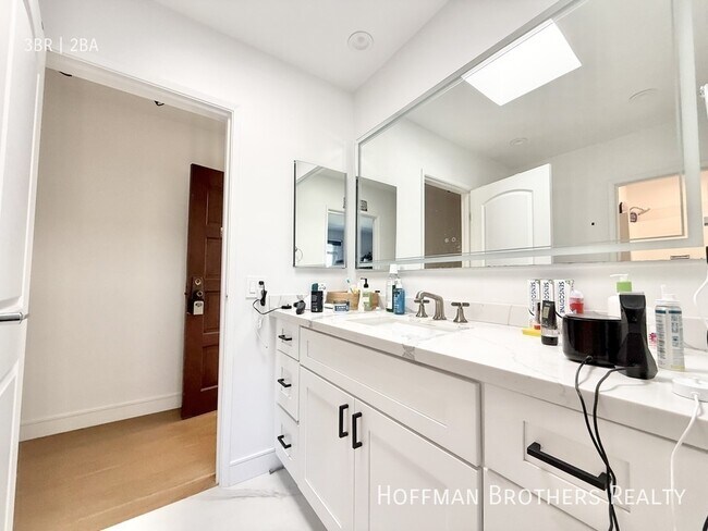 Building Photo - 1102 11th St