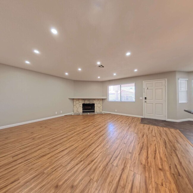 Building Photo - Stunning 2-Bedroom Condo 2nd Floor at The Lakes!