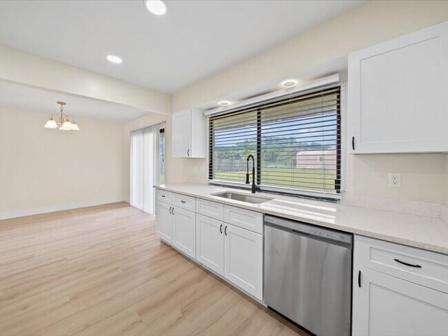 Building Photo - 1100 Hooper Ave NE