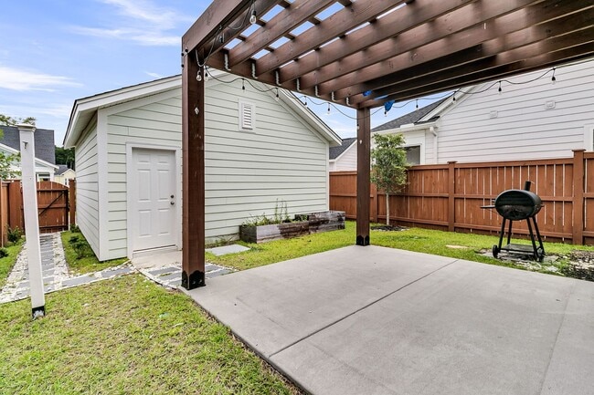 Building Photo - Must see 3 bedroom, 2.5 bath Home in Midto...