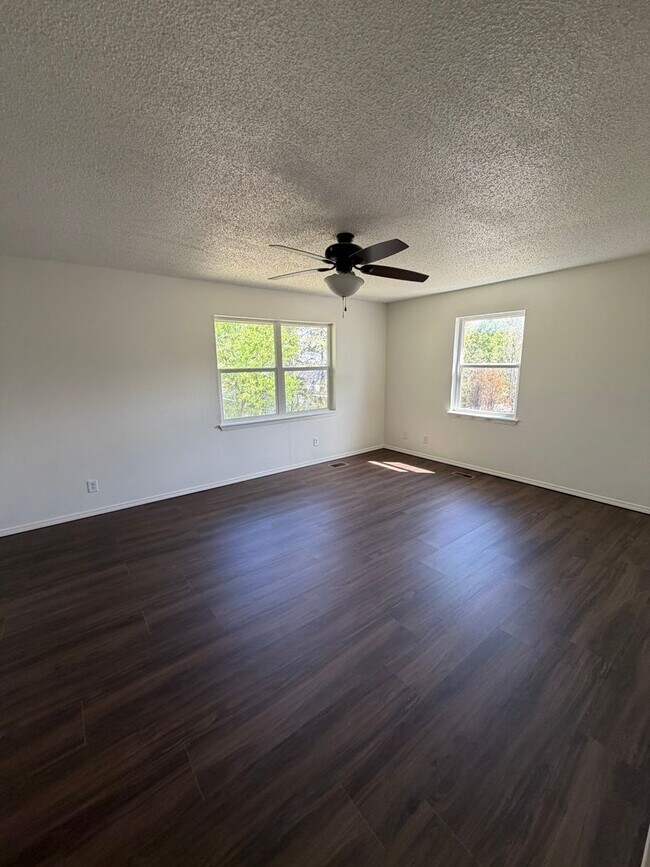 Building Photo - Spacious 4 Bed Home in Prime Claremore Location