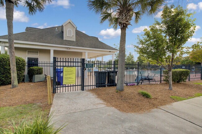 Building Photo - 6040 Fieldstone Cir