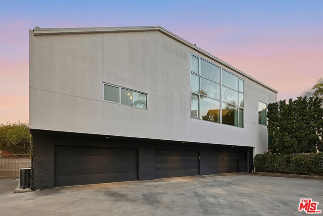 Building Photo - 2100 Abbot Kinney Blvd