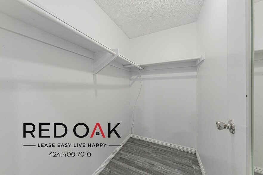 Building Photo - 13043 Vanowen St