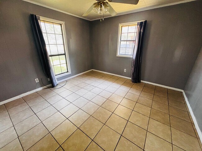 Building Photo - 3 Bedroom, 1 Bathroom House is Available Now!