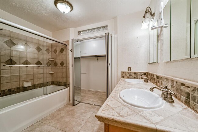 Building Photo - 8131 Split Oak Dr