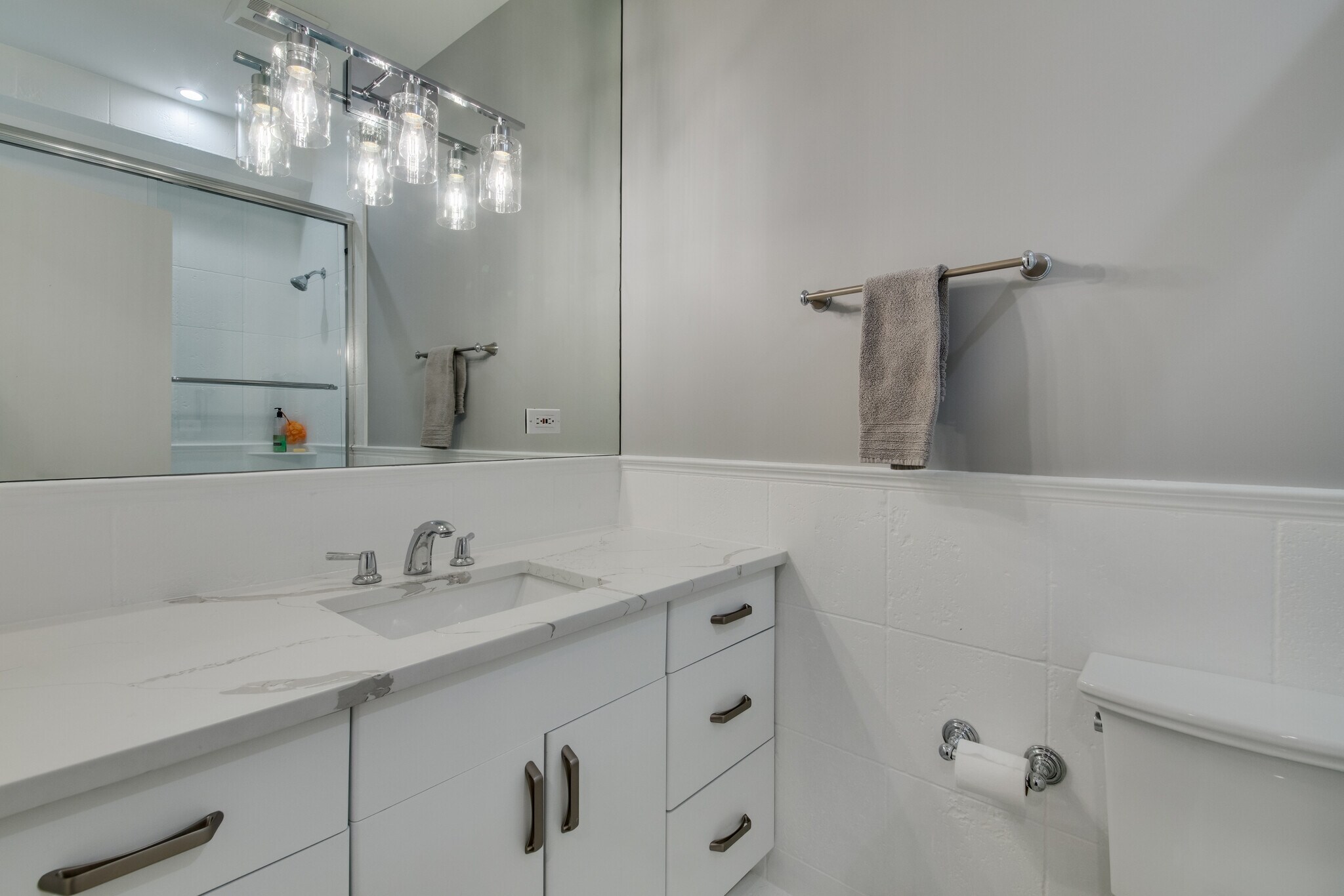 Building Photo - 2029 W Saint Paul Ave