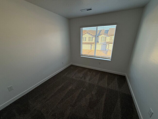 Building Photo - Includes internet - Pool/Pickle Ball +++