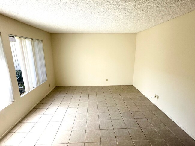 Building Photo - Spacious Woodbridge Condo -Townhouse model...
