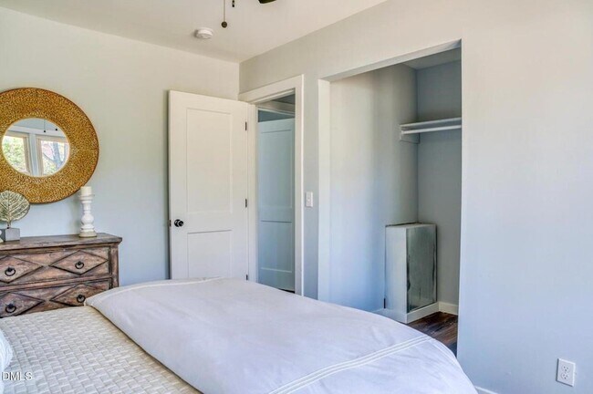 Building Photo - 2204 Emerson Pl