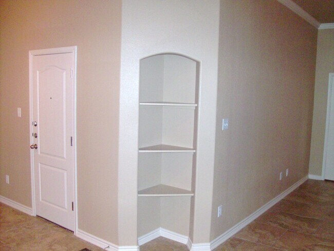 Building Photo - Beautiful 2 bed/2 bath off of Bunny Trail ...