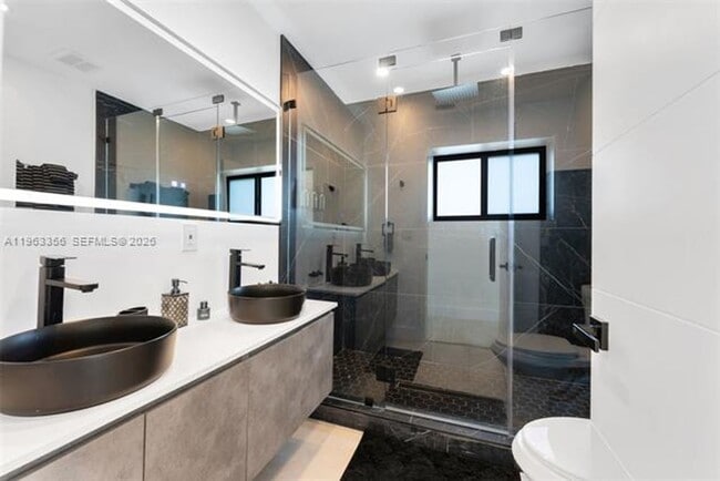 Building Photo - 231 NE 45th St