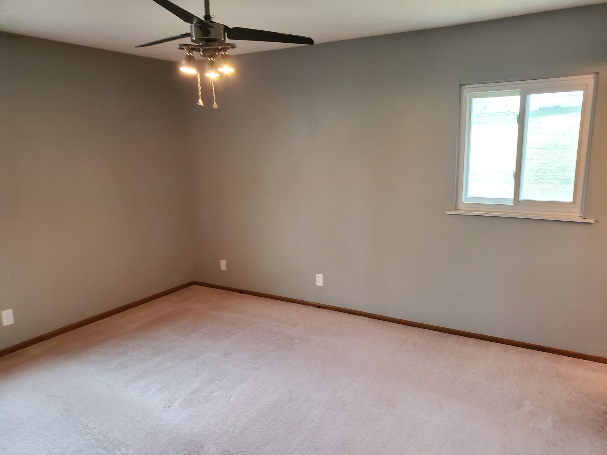 Building Photo - 9060 Oakwood Dr