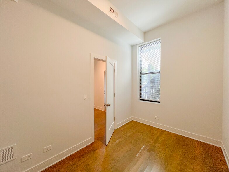 Building Photo - 952 W Armitage Ave
