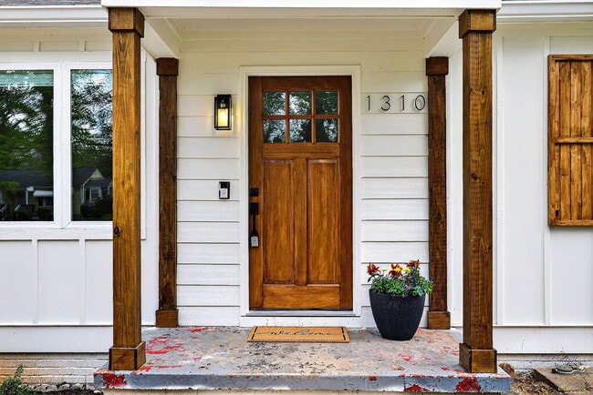 Building Photo - 1310 Kenilworth Dr SW