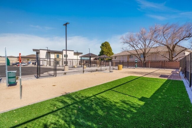 Building Photo - 983 W State St