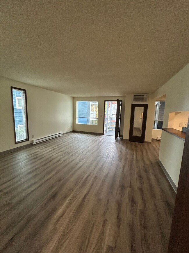Building Photo - (946) 2780-B - Beautiful Updated 2-bedroom...