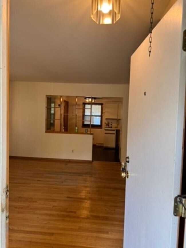Building Photo - 3-Bedroom Single Family in a great neighborhood - Available October 15!