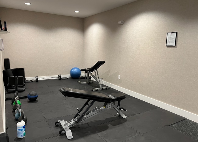 Building Photo - 1BR/1BA - Beautiful Updated Condo in Downtown Portland