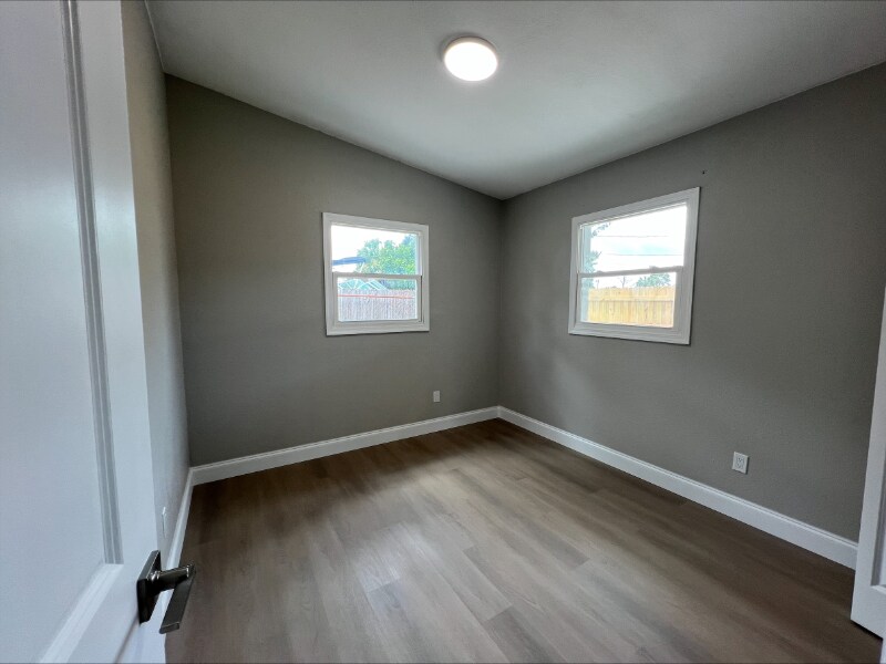 Building Photo - 3235 Oakley Ave S
